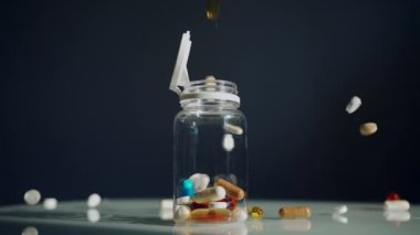 saydam şişeye düşen farklı haplar, uyuşturucu çeşitliliği ve ilaç bağımlılığı, antidepresan ve vitamin takviyesi konsepti. Yüksek kaliteli görüntüler