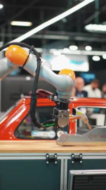 Varşova, Polonya, Robotik Fuar 16 Mayıs 2024, otomobil boyama ve endüstriyel boyama için programlanmış silahlar sergisi, fabrikalar ve depolar için robot el ekipmanları 4k. Yüksek kaliteli görüntüler