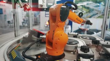 Varşova, Polonya, Robotik Fuarı 16 Mayıs 2024, üretim ve endüstriyel hat taşıma bantları için otomatik programlanmış silahlar sergisi, fabrikalar için robot el ekipmanları. Yüksek kaliteli video