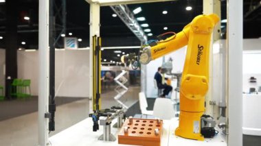 Varşova, Polonya, Robotik Fuarı 16 Mayıs 2024, üretim ve endüstriyel hat taşıma bantları için otomatik programlanmış silahlar sergisi, fabrikalar için robot el ekipmanları. Yüksek kaliteli video