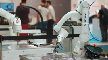 Varşova, Polonya, Robotik Fuarı 16 Mayıs 2024, üretim ve endüstriyel hat taşıma bantları için otomatik programlanmış silahlar sergisi, fabrikalar için robot el ekipmanları. Yüksek kaliteli video
