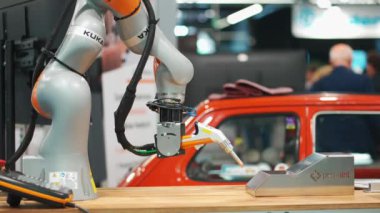 Varşova, Polonya, Robotik Fuar 16 Mayıs 2024, otomobil boyama ve endüstriyel boyama için programlanmış silahlar sergisi, fabrikalar ve depolar için robot el ekipmanları 4k. Yüksek kaliteli görüntüler