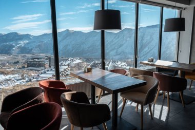 Panoramik pencereli modern restoran ve doğa manzaralı karlı dağlar. Yüksek kalite fotoğraf