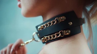 Oyuncaklarla baskın seks rolü oyunu, altın renkli zincir tasmalı bdsm deri yakalı seksi kadın. Yüksek kaliteli FullHD görüntüler