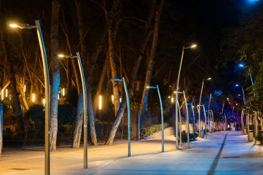 Günümüz sokak lambalarıyla aydınlatılmış yaya caddesi ve geceleri fenerler, Salou, İspanya. Yüksek kalite fotoğraf