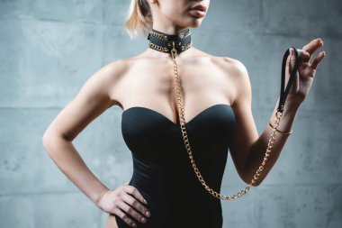 Oyuncaklarla baskın seks oyunu, altın metal zincirli bdsm deri yaka tutan seksi kadın. Yüksek kalite fotoğraf