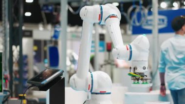Varşova, Polonya, Robotik Fuarı 16 Mayıs 2024, üretim ve endüstriyel hat taşıma bantları için otomatik programlanmış silahlar sergisi, fabrikalar için robot el ekipmanları. Yüksek kaliteli video