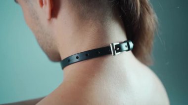 Deri yakalı seksi bir adam, baskın seks rolü, fetiş oyuncaklar konseptiyle oyunlar oynuyor. Yüksek kaliteli görüntüler