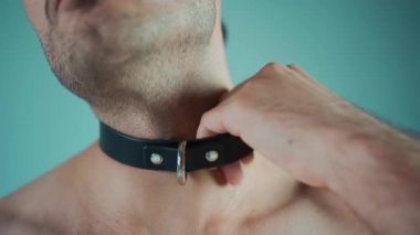 BDsm deri yakalı çıplak vücutlu kaslı seksi ya da gümüş yüzüklü boğucu baskın seks rol oyunları ve fetiş oyuncakları konsepti. Yüksek kaliteli görüntüler