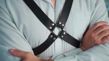 Siyah deri bdsm kayışlı yakışıklı çıplak striptizci, fetiş seks kıyafetleri içinde seksi striptizci erkek. Yüksek kaliteli görüntüler