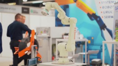 Üretim ve sanayi hattı taşıma bantları için otomatik programlanmış robotik silahlar, fabrikalar ve depolar için robot el ekipmanları, Varşova Ptak Fuarı 16 Mayıs 2024. Yüksek kalite 4k
