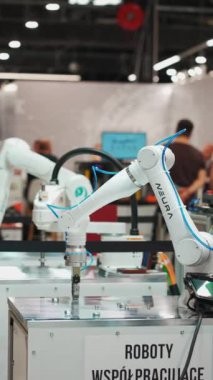 Varşova, Polonya, Robotik Fuarı 16 Mayıs 2024, üretim ve endüstriyel hat taşıma bantları için otomatik programlanmış silahlar sergisi, fabrikalar için robot el ekipmanları. Yüksek kaliteli video