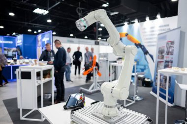 Üretim ve sanayi hattı taşıma bantları, fabrikalar ve teslimat depoları için robot el ekipmanları için otomatik programlanmış robotik kol. Yüksek kalite fotoğraf