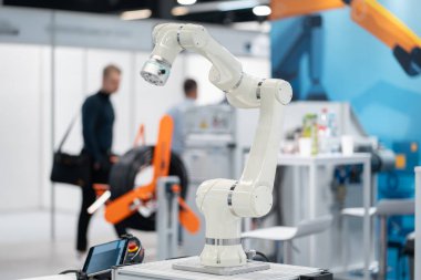 Üretim ve sanayi hattı taşıma bantları, fabrikalar ve teslimat depoları için robot el ekipmanları için otomatik programlanmış robotik kol. Yüksek kalite fotoğraf