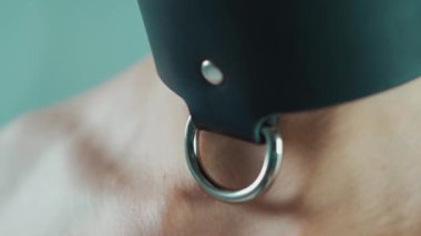 BDsm deri yakalı çıplak vücutlu kaslı seksi ya da gümüş yüzüklü boğucu baskın seks rol oyunları ve fetiş oyuncakları konsepti. Yüksek kaliteli görüntüler