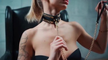 Oyuncaklarla baskın seks rolü oyunu, altın renkli zincir tasmalı bdsm deri yakalı seksi kadın. Yüksek kaliteli FullHD görüntüler