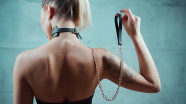 Oyuncaklarla baskın seks rolü oyunu, altın renkli zincir tasmalı bdsm deri yakalı seksi kadın. Yüksek kaliteli FullHD görüntüler