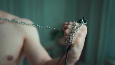 Elinde gümüş zincirli bdsm deri yaka tutan çıplak vücutlu seksi adam oyuncaklarla fetiş seks oyunu, erkek köle egemenliği ve teslimiyeti eşcinsel ve eşcinsel Igbt aksesuarı. Yüksek kaliteli görüntüler