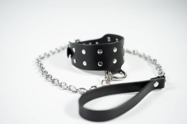 BDsm ve fetiş siyah deri boyunluk tasması. Beyaz arka planda metal tasma var. Yüksek kalite fotoğraf