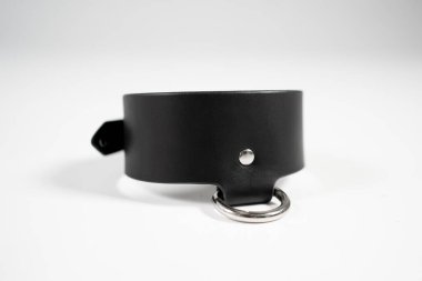 BDsm ve fetiş siyah deri boyunluk beyaz arka planda izole. Yüksek kalite fotoğraf