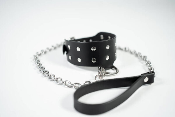 bm и фетиш черный кожаный шейный воротник с металлическим выщелачиванием на белом фоне изолирован. Высокое качество фото