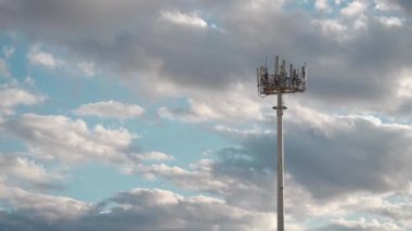 Hücresel anten vericisi ve alıcısı olan 5g mobil ağ iletişim kulesi, 4g lte ekipmanı yayınlıyor, gökyüzünde bulutlu bir telefon ağı istasyonu. Yüksek kalite 4k görüntü
