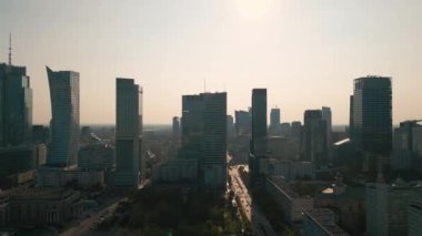 Gökdelen kuleleri, modern yüksek ofis binaları, ufuk çizgisi ve finansal bölge, Varşova, Polonya 'nın çağdaş mimarisi ile büyük başkentin merkezi. Yüksek kaliteli görüntüler