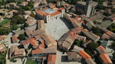 Eski Roma şehri Medinaceli, eski rahat caddeleri, rahat binaları, havadan manzarası, eski ortaçağ Avrupa köyü insansız hava aracı manzarası 4k, İspanya. Yüksek kalite 4k görüntü