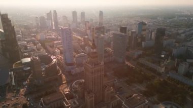 Gökdelen kuleleri, modern yüksek ofis binaları, ufuk çizgisi ve finansal bölge, Varşova, Polonya 'nın çağdaş mimarisi ile büyük başkentin merkezi. Yüksek kaliteli görüntüler