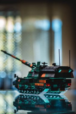 Modern Alman havan topu aracının plastik oyuncak modeli Panzerhaubitze 2000 Bundeswehr askeri gücü, yapı bloğu inşa makinesi. Yüksek kalite fotoğraf