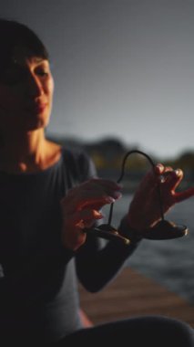 Titreşim ve ses iyileştirme terapisi, ting-sha cymball beden ve zihin iyileştirme tekniği, meditasyon ve maneviyat konsepti için Tibetçe çan enstrümanı tutan kişi. Yüksek kalite 4k görüntü