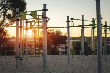 Spor ve beden eğitimi için sokak fitness parkı, şınav ve barfiks için spor aletleri, sağlıklı yaşam tarzı konsepti. Yüksek kalite fotoğraf