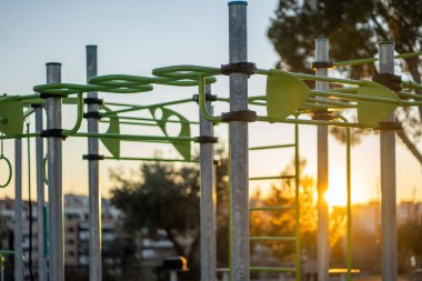 Spor ve beden eğitimi için sokak fitness parkı, şınav ve barfiks için spor aletleri, sağlıklı yaşam tarzı konsepti. Yüksek kalite fotoğraf