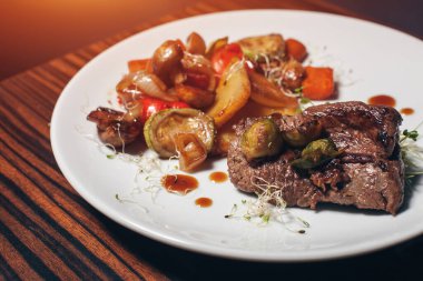 Restoranda kabak, biber ve mantar tabakta sığır eti