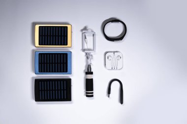 Mobil güç bankalarının beyaz arka planda taşınabilir elektronik cihazları olan güneş paneli var. Yüksek kalite fotoğraf