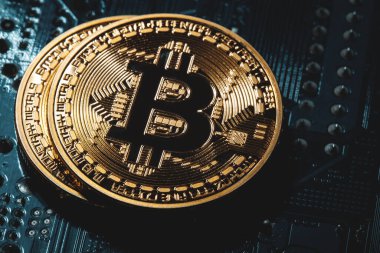 Elektronik çip yüzeyinde altın bitcoin kripto para