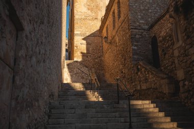 İspanya 'nın Cuenca kentinin dar ve dolambaçlı yollarını keşfedin. Antik mimarinin akşam ışığının sıcacık ışığında doğanın güzelliğiyle buluştuğu yerleri..