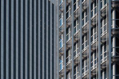 Yansıtıcı cam ve çelik bina dış yüzeyli modern gökdelenler, büyük şehrin çağdaş mimarisi. Yüksek kalite fotoğraf