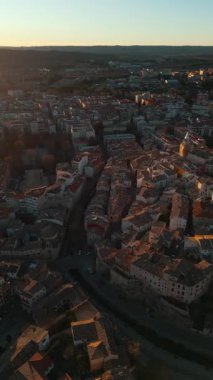 Antik Avrupa kenti Cuenca 'nın rahat sokakları, İspanya, hava manzarası. Yüksek kaliteli dikey video görüntüsü 4k