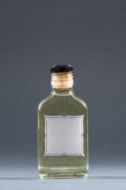 Ev yapımı alkol tentürü ya da likör şişesi, boş etiketli maket, limon ve ananas. Yüksek kalite fotoğraf