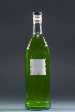 Ev yapımı alkol tentürü ya da likör şişesi, boş etiketli maket, tarhun ve nane. Yüksek kalite fotoğraf