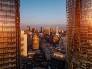Gökdelen kuleleri, modern yüksek ofis binaları, ufuk çizgisi ve finansal bölge, Varşova, Polonya 'nın çağdaş mimarisi ile büyük başkentin merkezi. Yüksek kalite fotoğraf