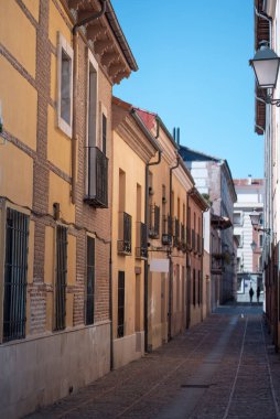 Güneşli bir günde Alcala De Henares, İspanya 'nın tarihi bir mahallesinde dar sokaklar renkli binalarla dolu. Yüksek kalite fotoğraf
