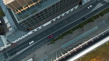 Arabalı şehir yolu, modern bina ve modern büyükşehir meydanı, cam ve çelikten duvarlar, havadan görüş 4K, dikey video. Yüksek kalite 4k görüntü
