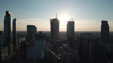 Gökdelen kuleleri, modern yüksek ofis binaları, ufuk çizgisi ve finansal bölge, Varşova, Polonya 'nın çağdaş mimarisi ile büyük başkentin merkezi. Yüksek kaliteli görüntüler