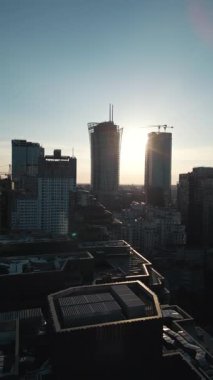 Gökdelen kuleleri, modern yüksek ofis binaları, ufuk çizgisi ve finansal bölge, Varşova, Polonya 'nın çağdaş mimarisi ile büyük başkentin merkezi. Yüksek kaliteli görüntüler