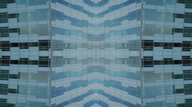 Modern uzun gökdelen binasının ve şehir ortamının ayna fraktal etkisi, simetri camı ve metal dış görünüş, yaratıcı teknoloji soyut arka plan, içe dönük geometrik pov. Yüksek kaliteli görüntüler