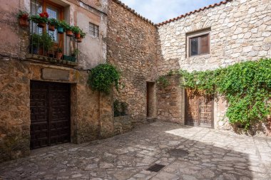 Antik Roma şehrinin dar dar sokaklarında antik kaldırım taşı mimarisi ve barışçıl ortam sergileniyor. Yüksek kalite fotoğraf