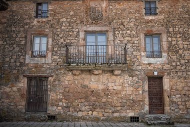 Antik Roma şehrinin dar dar sokaklarında antik kaldırım taşı mimarisi ve barışçıl ortam sergileniyor. Yüksek kalite fotoğraf