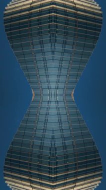 Modern uzun gökdelen cam binasının ve şehir ortamının aynalı fraktal etkisi, simetri 3d metal dış görünüş, yaratıcı soyut arka plan 4k, içe dönük geometrik pov. Yüksek kaliteli görüntüler